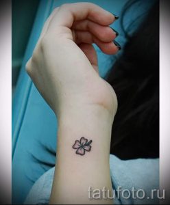 Тату Четырехлистный клевер фото - тату на благополучие и удачу 4412 tatufoto.ru