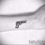 маленький пистолет тату - фото готовой татуировки 01092016 2064 tatufoto.ru