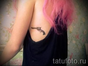 маленький пистолет тату - фото готовой татуировки 01092016 3065 tatufoto.ru