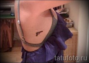маленький пистолет тату - фото готовой татуировки 01092016 4066 tatufoto.ru