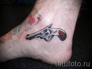 маленький пистолет тату - фото готовой татуировки 01092016 6068 tatufoto.ru