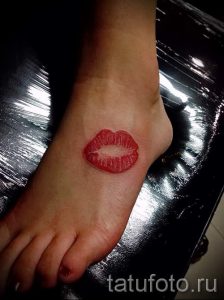 primer-tatuirovki-poceluj-ili-guby-foto-004-tatufoto-ru