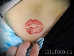 primer-tatuirovki-poceluj-ili-guby-foto-006-tatufoto-ru