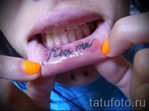 primer-tatuirovki-poceluj-ili-guby-foto-020-tatufoto-ru