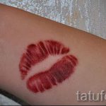 primer-tatuirovki-poceluj-ili-guby-foto-022-tatufoto-ru