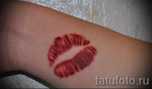 primer-tatuirovki-poceluj-ili-guby-foto-022-tatufoto-ru