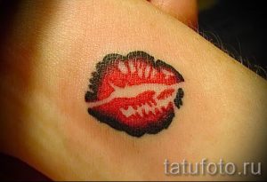 primer-tatuirovki-poceluj-ili-guby-foto-032-tatufoto-ru