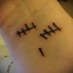 простые тату знаки - фото готовой татуировки 02092016 5226 tatufoto.ru