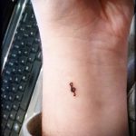простые тату на запястье - фото готовой татуировки 02092016 7254 tatufoto.ru