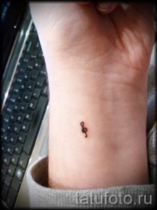 простые тату на запястье - фото готовой татуировки 02092016 7254 tatufoto.ru