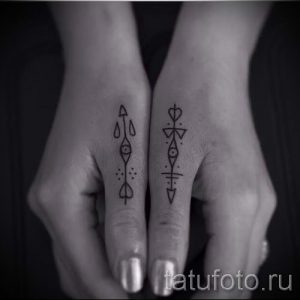 простые тату на кисти - фото готовой татуировки 02092016 3264 tatufoto.ru