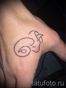простые тату на кисти - фото готовой татуировки 02092016 4265 tatufoto.ru