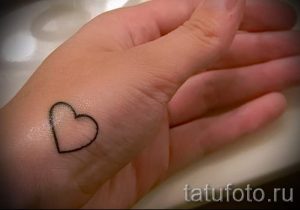 простые тату на кисти - фото готовой татуировки 02092016 6267 tatufoto.ru