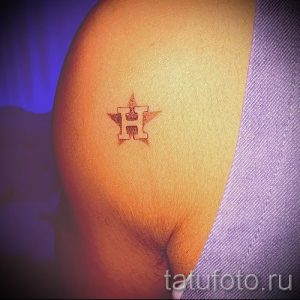 простые тату на плечо - фото готовой татуировки 02092016 3283 tatufoto.ru