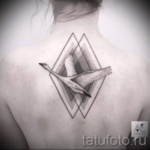 tatu-belyj-lebed-foto-primer-gotovoj-tatuirovki-12036-tatufoto-ru