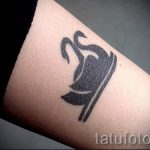 tatu-dva-lebedya-foto-primer-gotovoj-tatuirovki-3040-tatufoto-ru