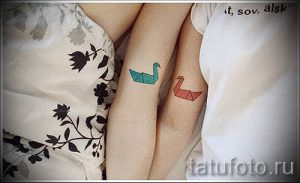 tatu-dva-lebedya-foto-primer-gotovoj-tatuirovki-6043-tatufoto-ru
