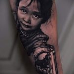 тату девочка с пистолетом - фото готовой татуировки 01092016 6080 tatufoto.ru