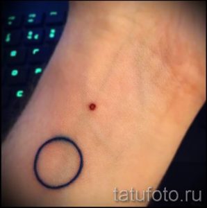 тату космос минимализм - фото готовой татуировки 11126 tatufoto.ru