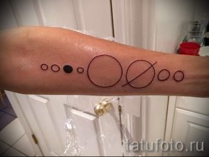тату космос минимализм - фото готовой татуировки 3118 tatufoto.ru