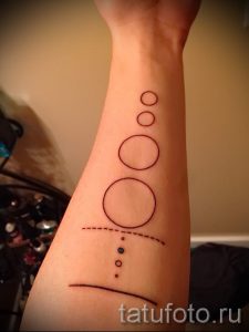 тату космос минимализм - фото готовой татуировки 4119 tatufoto.ru