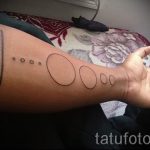 тату космос минимализм - фото готовой татуировки 9124 tatufoto.ru