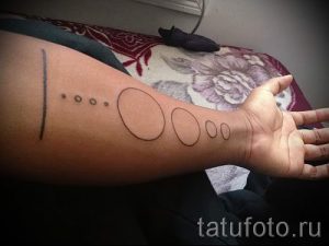 тату космос минимализм - фото готовой татуировки 9124 tatufoto.ru