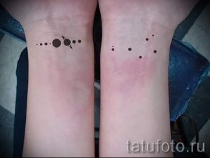 тату космос на запястье - фото готовой татуировки 1134 tatufoto.ru