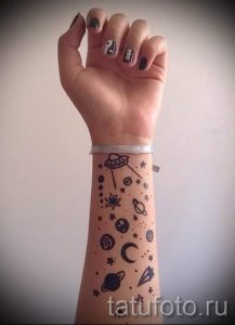 тату космос на запястье - фото готовой татуировки 2135 tatufoto.ru
