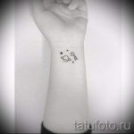 тату космос на запястье - фото готовой татуировки 3136 tatufoto.ru