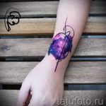 тату космос на запястье - фото готовой татуировки 5138 tatufoto.ru