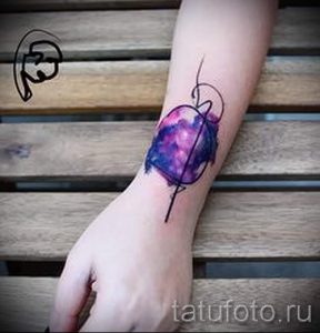 тату космос на запястье - фото готовой татуировки 5138 tatufoto.ru