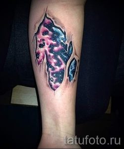 тату космос на запястье - фото готовой татуировки 6139 tatufoto.ru