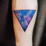 тату космос треугольник - фото готовой татуировки 1189 tatufoto.ru