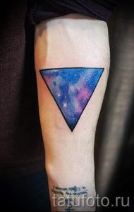 тату космос треугольник - фото готовой татуировки 1189 tatufoto.ru