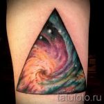 тату космос треугольник - фото готовой татуировки 13201 tatufoto.ru