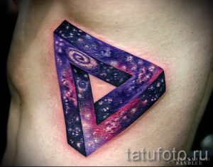 тату космос треугольник - фото готовой татуировки 15203 tatufoto.ru