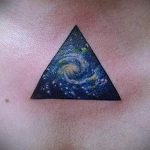 тату космос треугольник - фото готовой татуировки 16204 tatufoto.ru