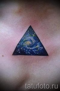 тату космос треугольник - фото готовой татуировки 16204 tatufoto.ru