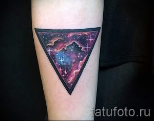 тату космос треугольник - фото готовой татуировки 18206 tatufoto.ru
