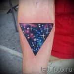 тату космос треугольник - фото готовой татуировки 26214 tatufoto.ru