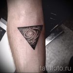 тату космос треугольник - фото готовой татуировки 3191 tatufoto.ru