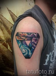 тату космос треугольник - фото готовой татуировки 5193 tatufoto.ru