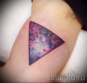 тату космос треугольник - фото готовой татуировки 9197 tatufoto.ru