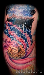 тату космос - фото готовой татуировки 23067 tatufoto.ru