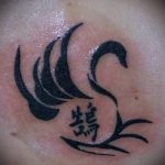 tatu-lebed-v-stile-trajbl-foto-primer-gotovoj-tatuirovki-2091-tatufoto-ru
