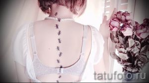 tatu-na-pozvonochnike-risunok-vdol-primer-foto-004-tatufoto-ru