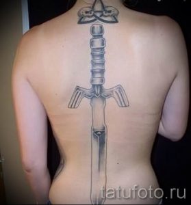 tatu-na-pozvonochnike-risunok-vdol-primer-foto-012-tatufoto-ru