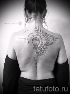 tatu-na-pozvonochnike-risunok-vdol-primer-foto-020-tatufoto-ru