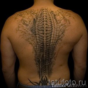 tatu-na-pozvonochnike-risunok-vdol-primer-foto-042-tatufoto-ru
